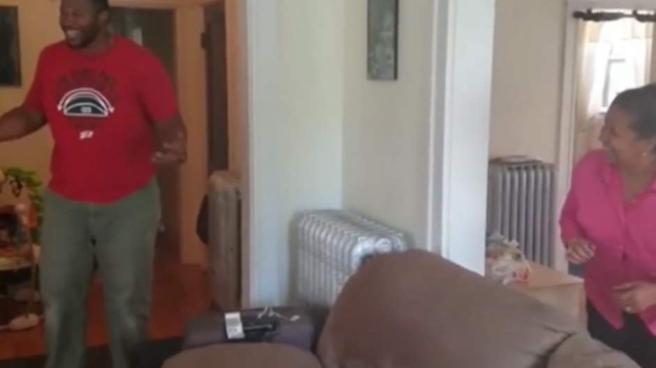 Jeffrey no pod&iacute;a creer que su madre estuviera en su casa. (Foto: Captura de YouTube)