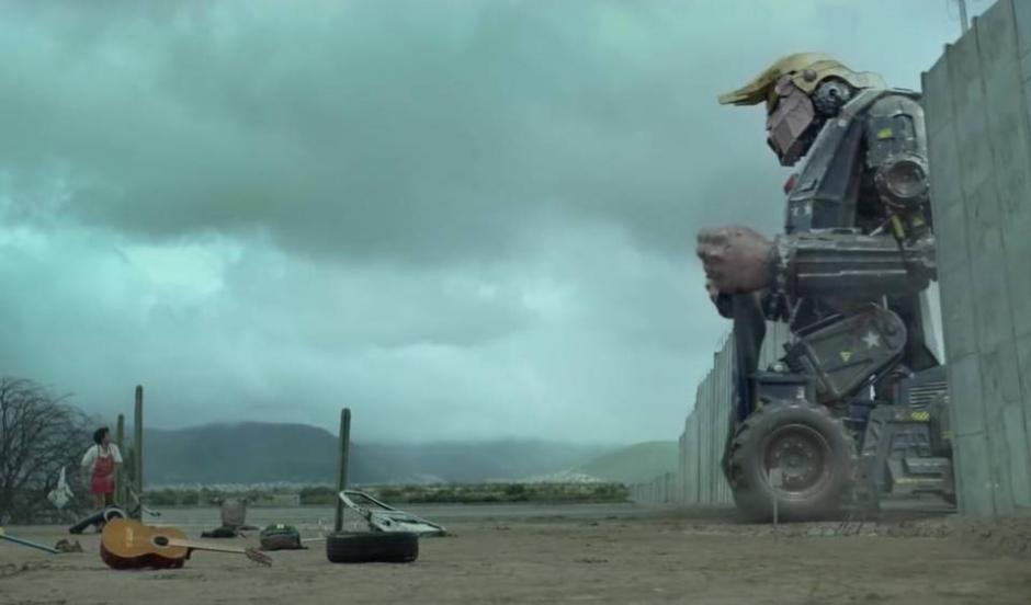 Un video muestra a un robot gigante con el rostro del candidato republicano Donald Trump, quien aplasta a inmigrantes latinos. (Imagen: captura de YouTube)