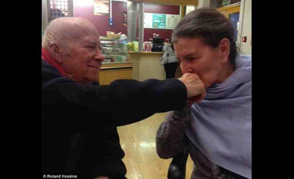 Despu&eacute;s de 50 a&ntilde;os de matrimonio, los brit&aacute;nicos Raffaello Gerra, de 84 a&ntilde;os, y su esposa Isabel, de 70, deben separarse por el protocolo de las autoridades locales.