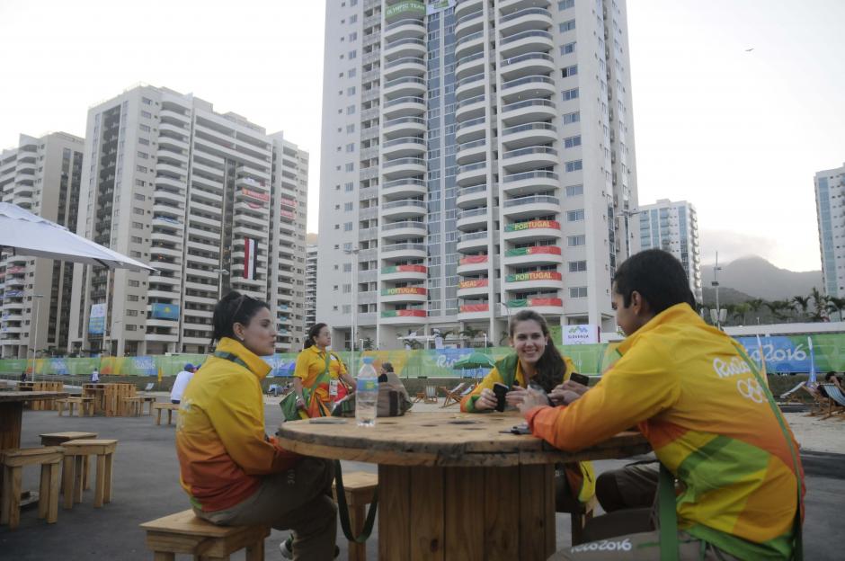 Ambiente de fiesta se vive en la Villa Ol&iacute;mpica, cientos de voluntarios colaboran con los atletas. (Foto: Pedro Pablo Mijangos/Soy502)