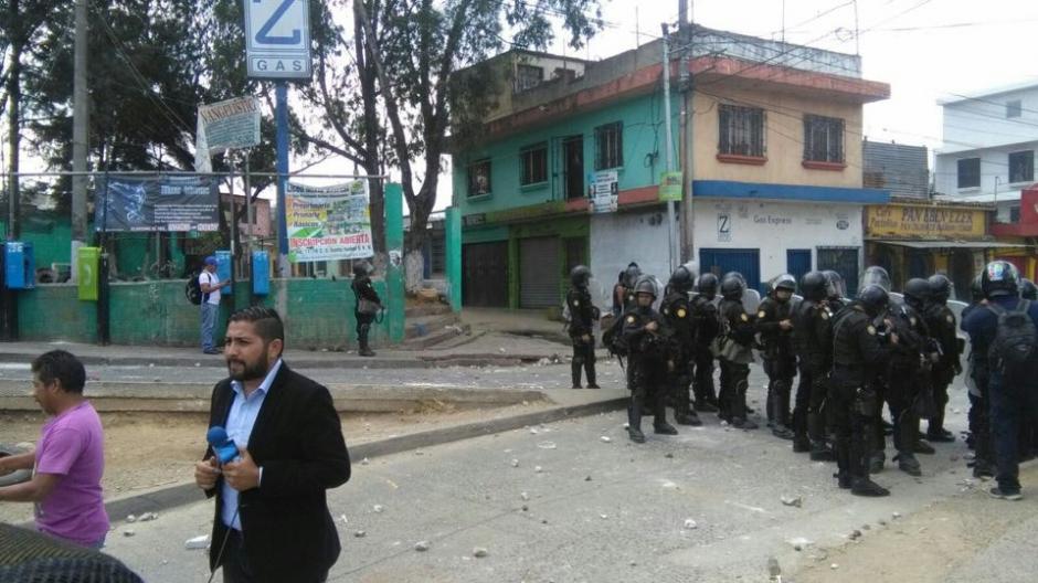Los antimotines llegaron a Villa Nueva para tratar de calmar la situaci&oacute;n. (Foto: Nuestro Diario) 