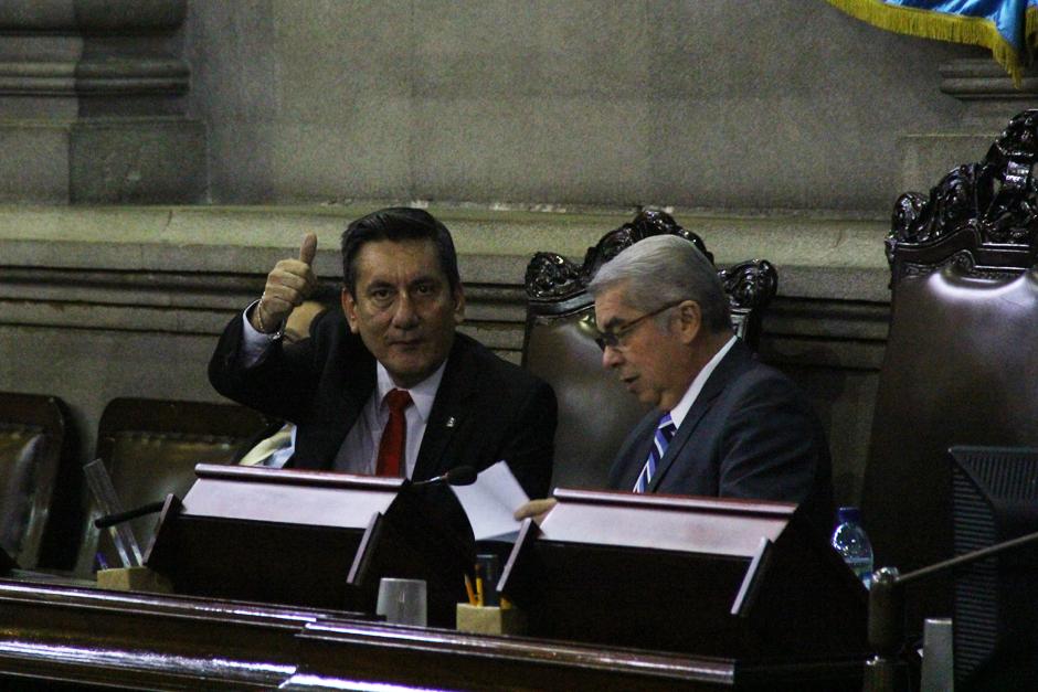 Luego que el presidente del Congreso, Luis Rabbé, levantara la sesión sin continuar con la aprobación de las reformas a la ley de Contrataciones, el diputado de Lider, Roberto Villate, se acercó a hablarle. (Foto: Alexis Batres/Soy502)