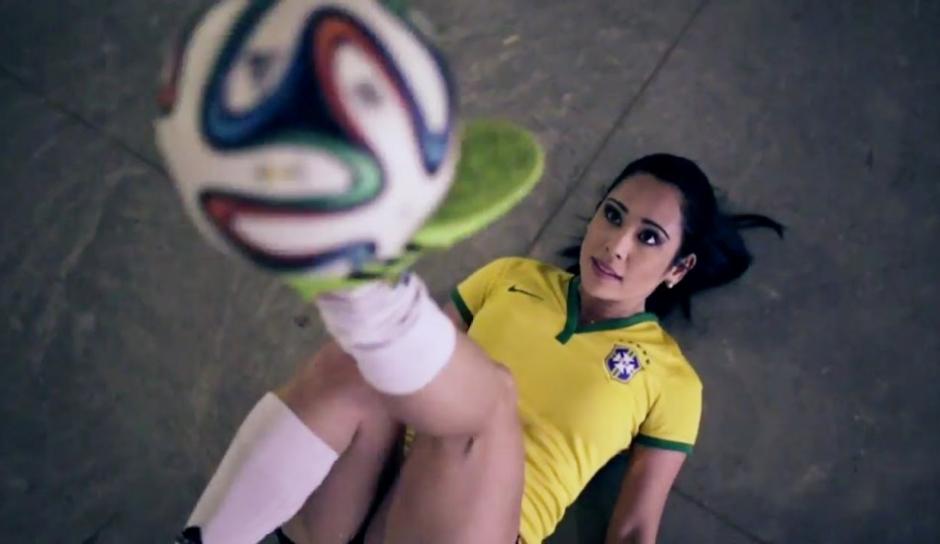 Raquel Benetti es una brasile&ntilde;a que enamora a los hombres en internet por sus videos donde hace "tecniquitas" en tacones altos. (Foto: visiontimes.com)