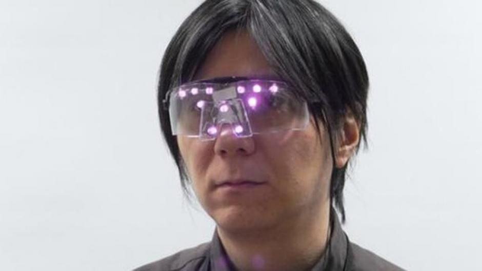 Investigadores japoneses han desarrollado unas gafas que mediante el uso de luces LED infrarrojas son capaces de bloquear las funciones de reconocimiento facial empleadas por c&aacute;maras digitales y programas inform&aacute;ticos. (Imagen: PrivacyVisor)