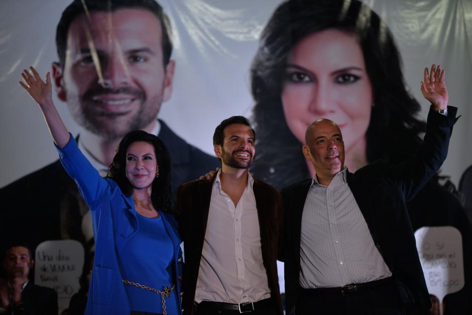 El candidato a alcalde por el partido Visi&oacute;n con Valores (VIVA), Luis Enrique Cruz "Veneno", fue presentado por Zury Rios y Cromwell Cuestas. (Foto: Jes&uacute;s Alfonso/Soy502)