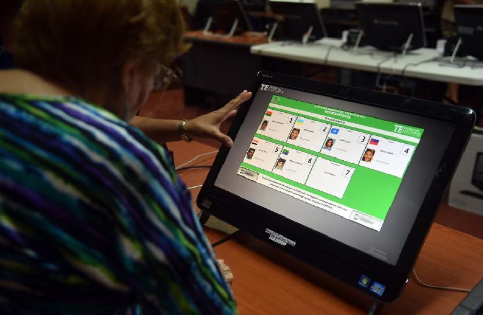 Los paname&ntilde;os votaron de forma electr&oacute;nica por primera vez y aquellos que ten&iacute;an dudas, pudieron ensayar votando por Cristiano Ronaldo o Messi por Presidente. (Foto: AFP)