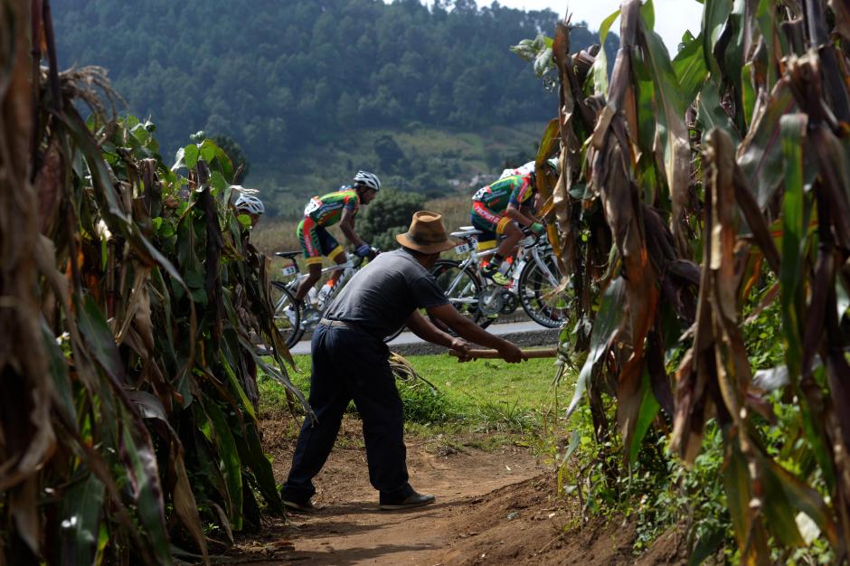 Un campesino trabaja la tierra en occidente, pero no pierde detalle del paso de los ciclistas sobre la carretera.&nbsp;(Foto: Diego Galiano/Nuestro Diario)
