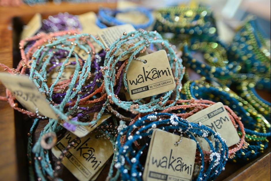 Wakami se especializa en la elaboraci&oacute;n de pulseras con toques modernos y globales. (Foto: Wilder L&oacute;pez/Soy502)