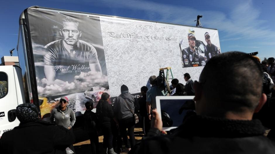 Los aficionados escribieron mensajes para honrar la memoria de Paul Walker y su amigo, Roger Rodas. (Foto: AFP)