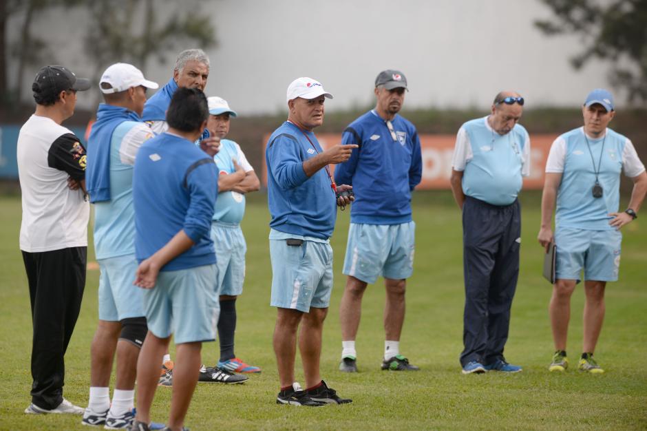 Walter Claver&iacute; da instrucciones a sus dirigidos. (Foto: Diego Galiano/Nuestro Diario)