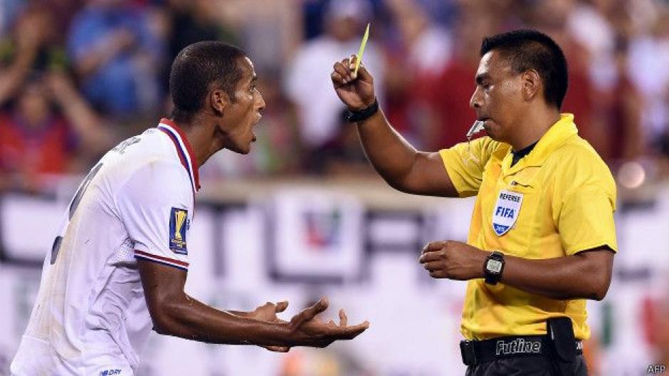 El &aacute;rbitro guatemalteco Walter L&oacute;pez fue criticado durante el partido entre M&eacute;xico y Costa Rica, que ganaron por la v&iacute;a del penal. (Foto: BBC)&nbsp;