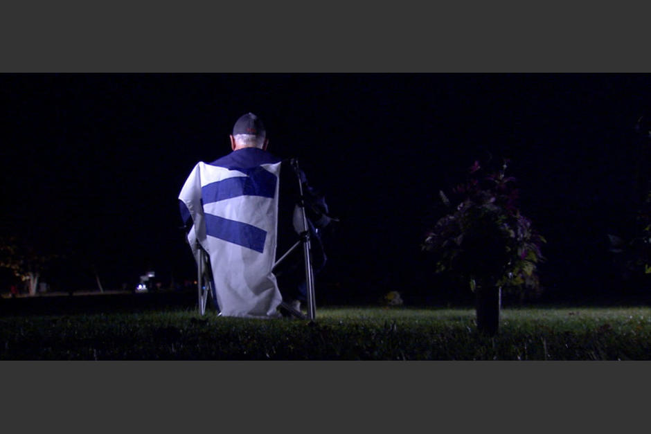 Aficionado de los Cubs comparte la Serie Mundial junto a la tumba de su padre. (Foto: Captura de video)