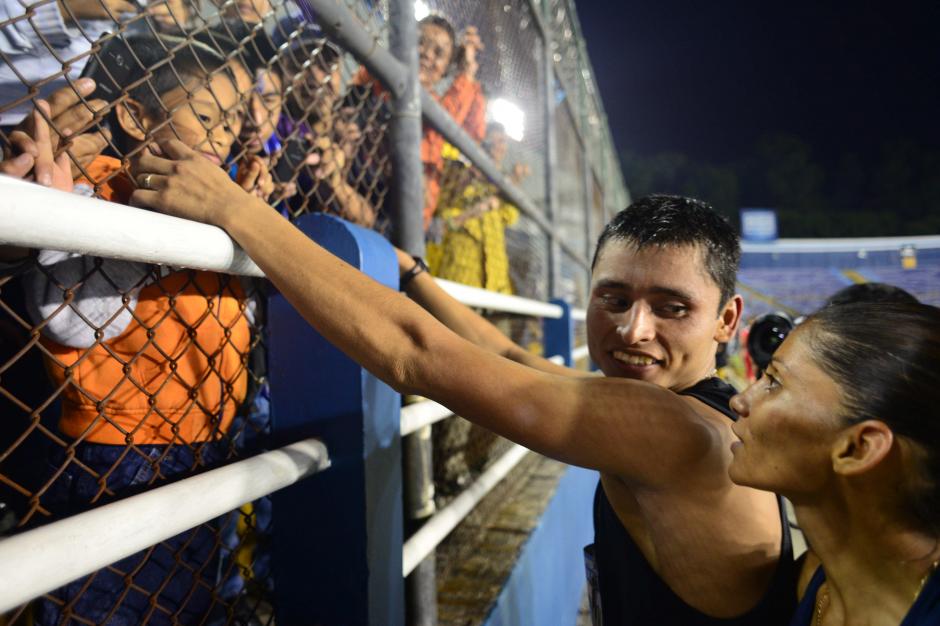 Barrondo acompa&ntilde;do de la marchista Mirna Ortiz (esposa) saluda a la multitud que lo llego a ver mientras rompia el record nacional de 20,000 metros marcha. (Foto: Wilder L&oacute;pez/Soy502)