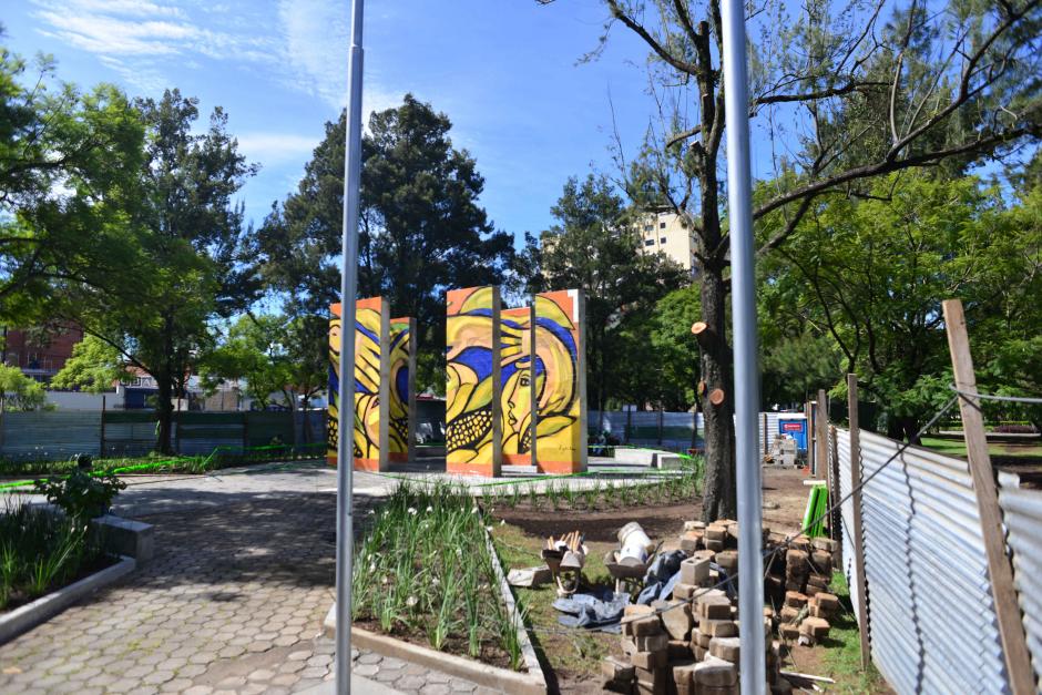 La Municipalidad de Guatemala remoza a toda prisa la Plaza República de Ecuador para que esté lista el 19 de agosto, para la visita del presidente Rafael Correa. &nbsp;(Foto: Wilder López/Soy502)
