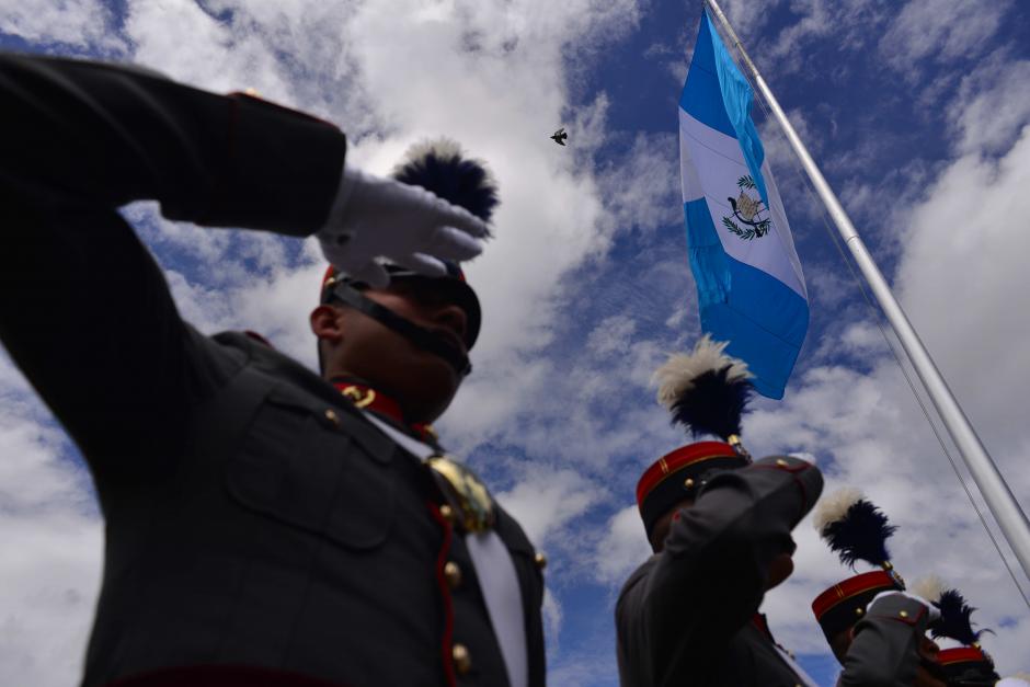 Cadetes presentan honores a la bandera durante entonaci&oacute;n del Himno Nacional, durante celebraci&oacute;n del D&iacute;a de la Bandera. (Foto: Wilder L&oacute;pez/Soy502)