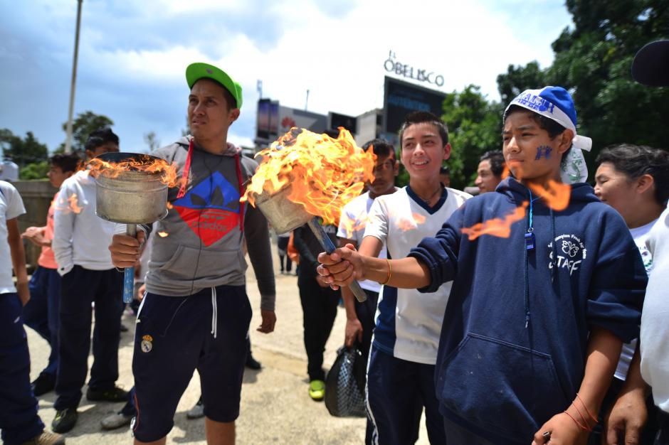 Las tradici&oacute;n de las antorchas provoca caos vehicular en las fiestas de la Independencia. (Foto: Soy502/Wilder L&oacute;pez)&nbsp;
