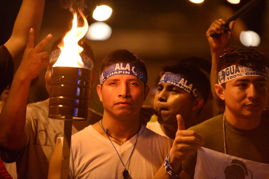 "&iexcl;Orgulloso de ser chap&iacute;n!", "&iexcl;Ma&ntilde;ana somos campeones de la UNCAF!", son las consignas que gritan los participantes en la carrera de antorchas con el fuego de Independencia. (Foto: Wilder L&oacute;pez/Soy502)