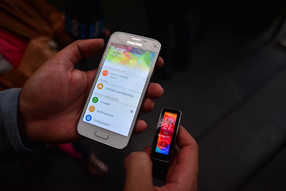 El Gear Fit es el complemento perfecto para el Samsung Galaxy S5 mini. (Foto: Wilder L&oacute;pez/Soy502)