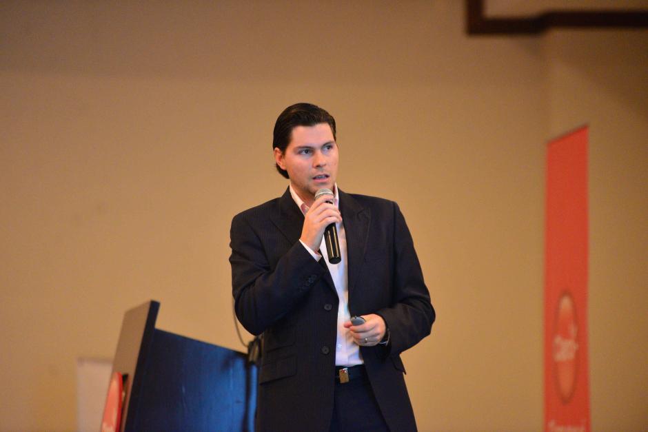 &Aacute;lvaro Noriega, gerente regional de mercadeo corporativo de Claro, explic&oacute; los nuevos servicios para la empresa.&nbsp;(Foto: Wilder L&oacute;pez/Soy502)
