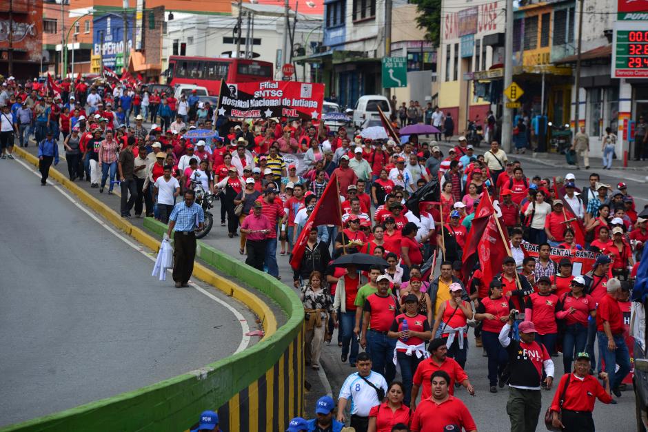 Decenas de empleados de Salud realizan una marcha exigiendo mejoras labores e insumos para los hospitales nacionales. (Foto: Wilder L&oacute;pez/Soy502)&nbsp;