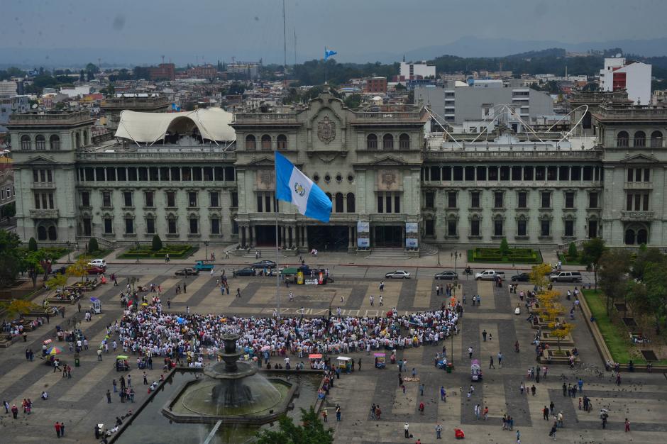 M&aacute;s de 3 mil participantes formaron la sonrisa gigante en la plaza del Parque Central. (Foto: Wilder L&oacute;pez/Soy502)