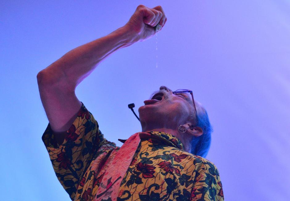 Patch Adams se tomó el jugo de un limón, luego de recitar la "Oda al Limón" de Pablo Neruda. (Foto: Wilder López/Soy502)