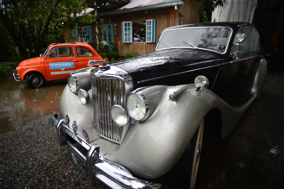 Primera exhibici&oacute;n de autos cl&aacute;sicos que realiza L'oster&iacute;a de Sa&uacute;l en conjunto con la Asociaci&oacute;n Guatemalteca de Veh&iacute;culos Coleccionables. Al fondo un Fiat 500cc. (Foto: Wilder L&oacute;pez/Soy502)