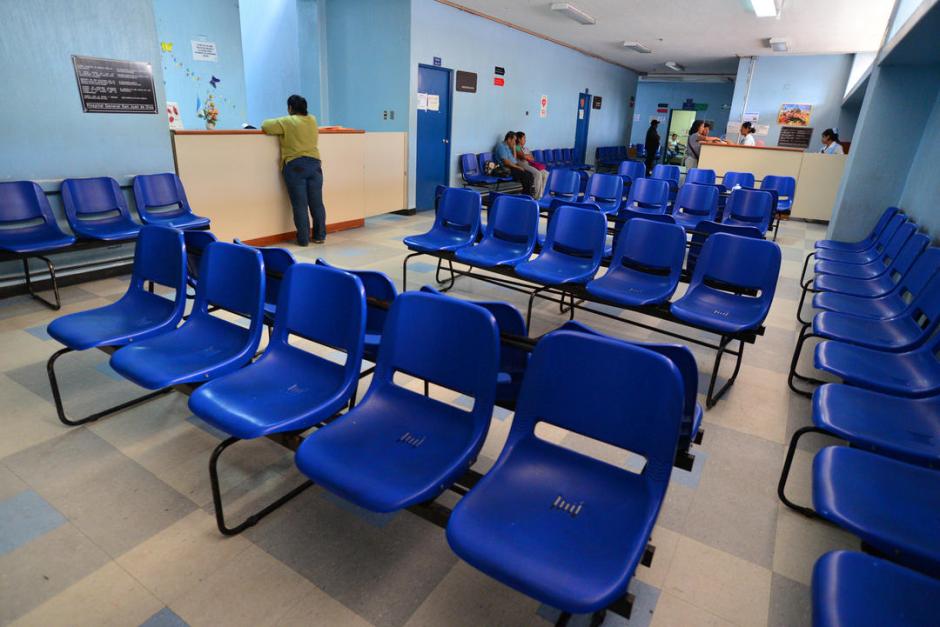 Vista de la consulta externa del hospital San Juan de Dios, contrario a los d&iacute;as de afluencia, el lugar luce desolado por la protesta de los m&eacute;dicos. (Foto: Wilder L&oacute;pez/Soy502)