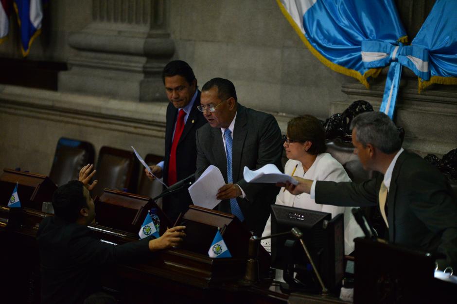Los diputados del Partido Patriota se intercambiaban nombres e instrucciones puestos en una lista. (Foto: Wilder López/Soy502)