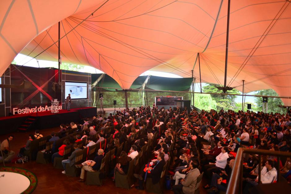 Vista del inicio de conferencias en el Festival de Antigua, que re&uacute;ne al mundo de la publicidad en el Cerro Santo Domingo. (Foto: Wilder L&oacute;pez/Soy502)