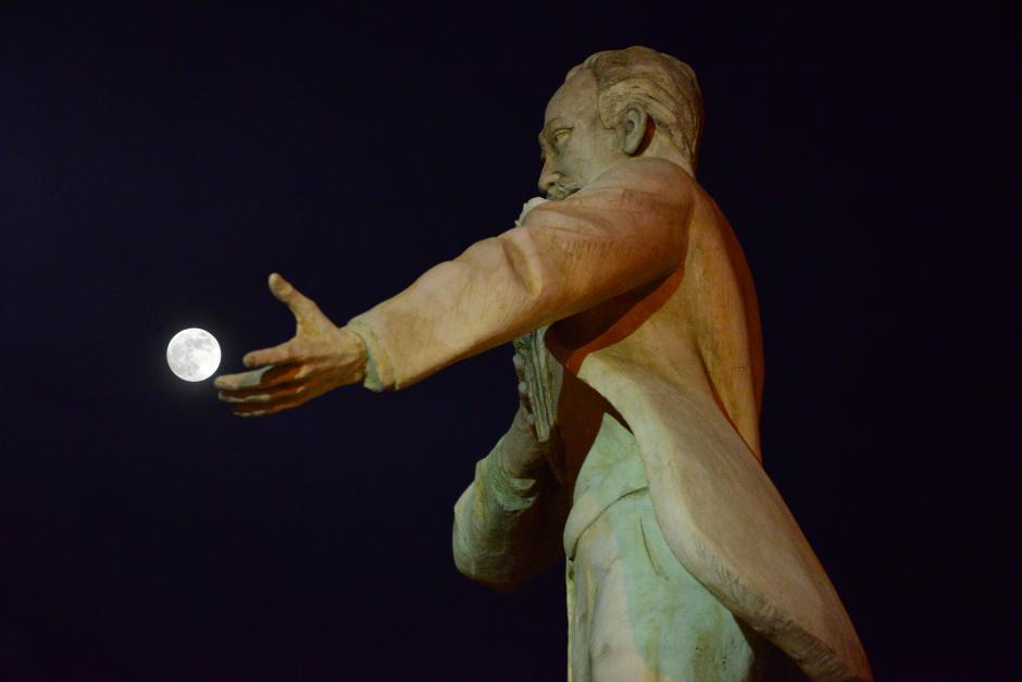 Imagen de la luna de esta noche, desde el monumento a Mart&iacute;, en la ciudad de Guatemala. (Foto: Wilder L&oacute;pez/Soy502)