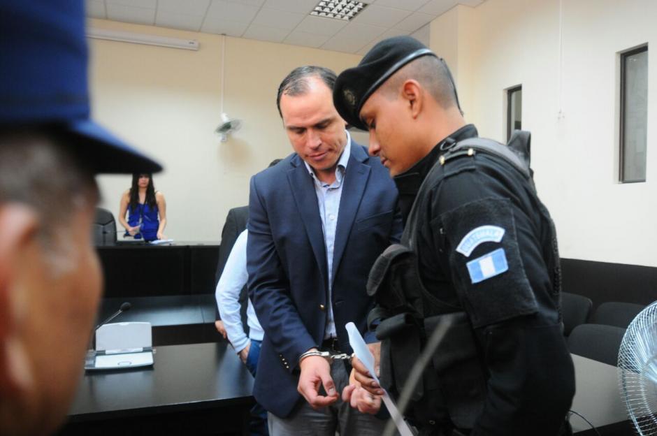 Dwight Pezzarossi es traslado a prisi&oacute;n. (Foto: Alejandro Bal&aacute;n/Soy502) 