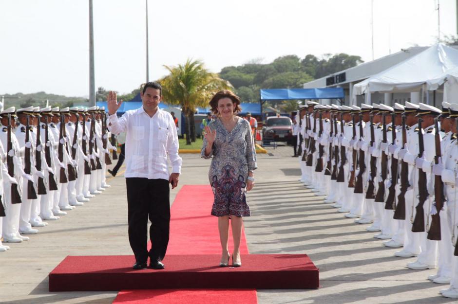 Jimmy aterriz&oacute; en la isla hondure&ntilde;a de Roat&aacute;n. (Foto: Presidencia)