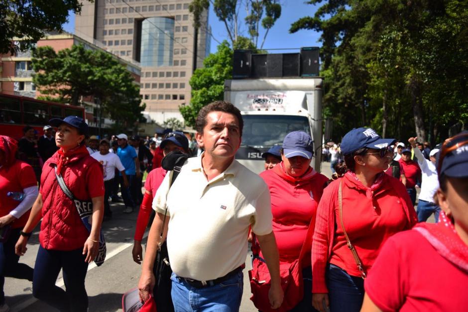 Miles de profesores, liderados por Joviel Acevedo, marcharon con direcci&oacute;n a la casa Presidencial. (Foto: Jes&uacute;s Alfonso/Soy502)