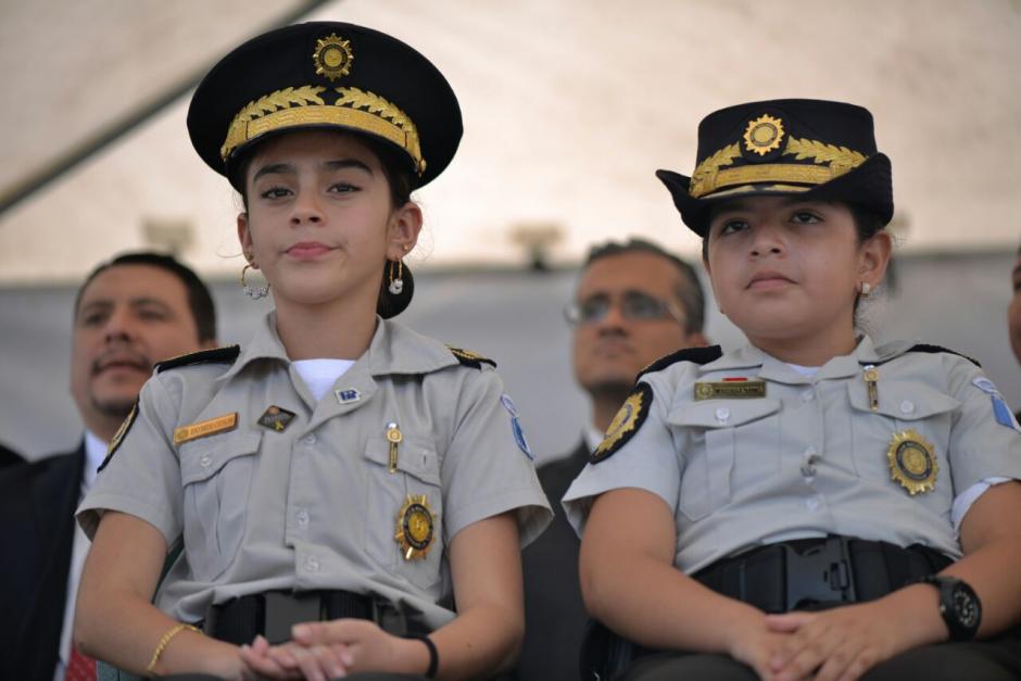 La directora y directora adjunta infantil disfrutaron el acto en la tribuna principal. (Foto: Wilder L&oacute;pez/Soy502)