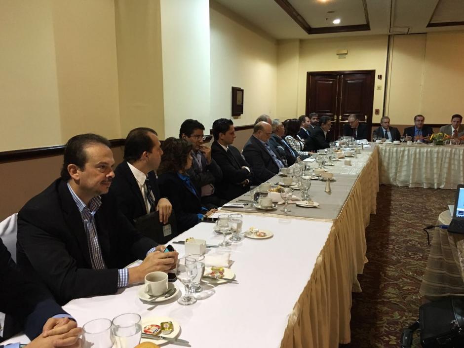 Empresarios y pol&iacute;ticos se reunieron para discutir sobre la Reforma Fiscal. (Foto: Cacif)