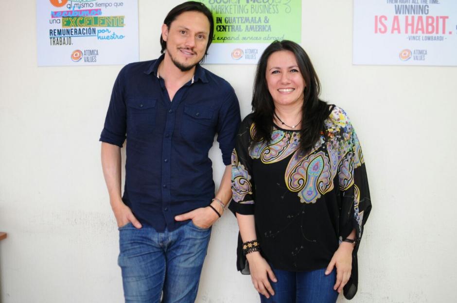 Luis Samayoa y Mariela Quintero son los creadores de "Contrata a un Abuelito". (Foto: Alejandro Bal&aacute;n/Soy502)