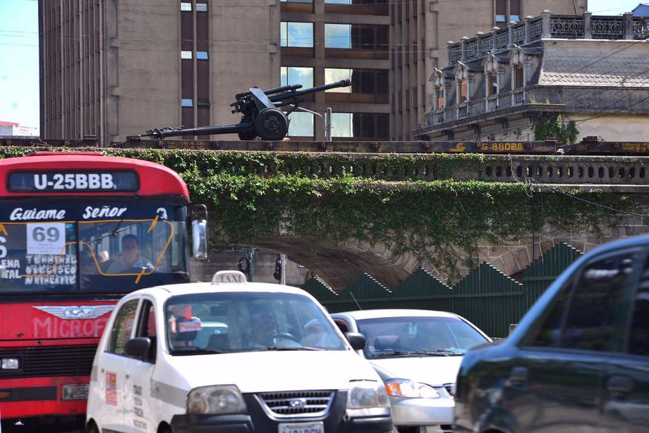 Este ca&ntilde;&oacute;n fue instalado en el conocido puente de la Penitenciaria. (Foto: Jes&uacute;s Alfonso/Soy502)
