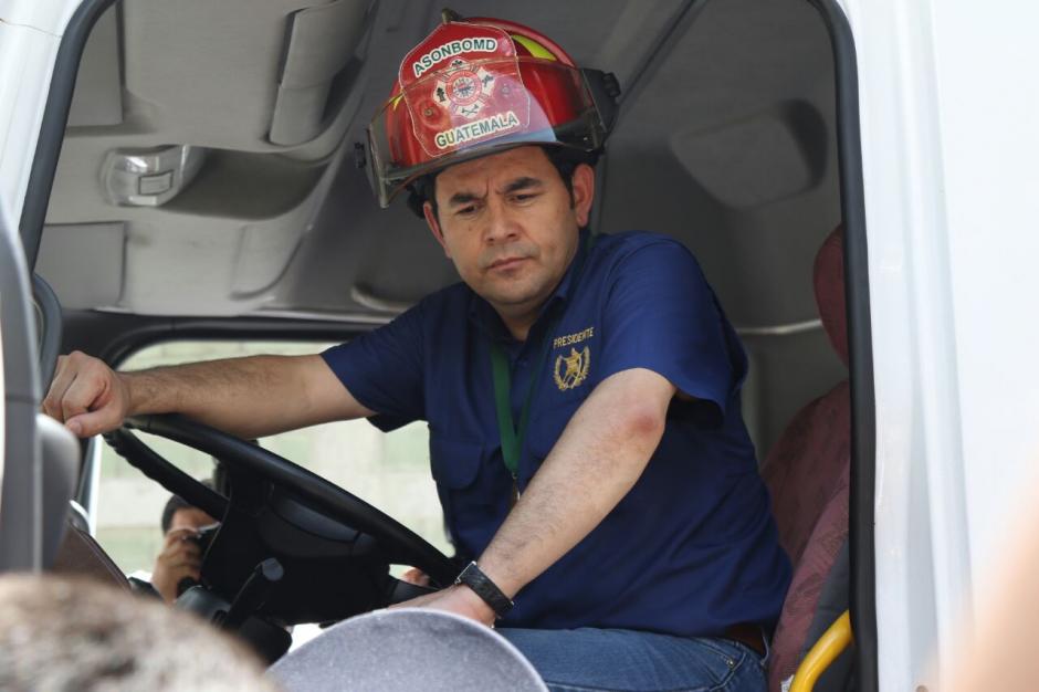 El Presidente Morales cumpli&oacute; su sue&ntilde;o de ser bombero, aunque fuera solo por un momento. (Foto: Alejandro Bal&aacute;n/Soy502)