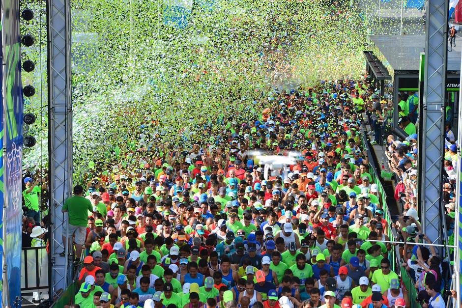 Miles de personas llegaron para correr la 21K. (Foto: Jes&uacute;s Alfonso/Soy502)