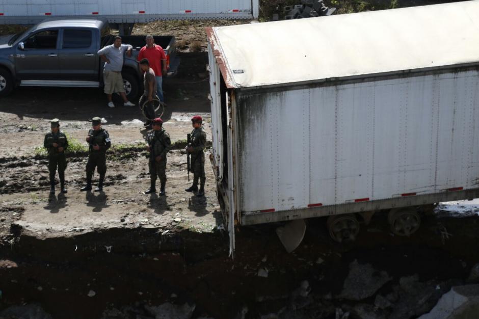 El muro de contenci&oacute;n del predio de contenedores colaps&oacute;. (Foto: Alejandro Bal&aacute;n/Soy502)