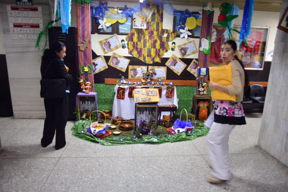 Varias oficinas y corredores de la Torre de Tribunales permanecen decorados con altares c&iacute;vicos. (Foto: Jes&uacute;s Alfonso/Soy502)