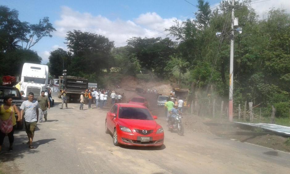 Autoridades habilitaron el paso por un bad&eacute;n en cercan&iacute;as del puente Santa Rosa, Mayuelas, Zacapa. (Foto: Conred)
