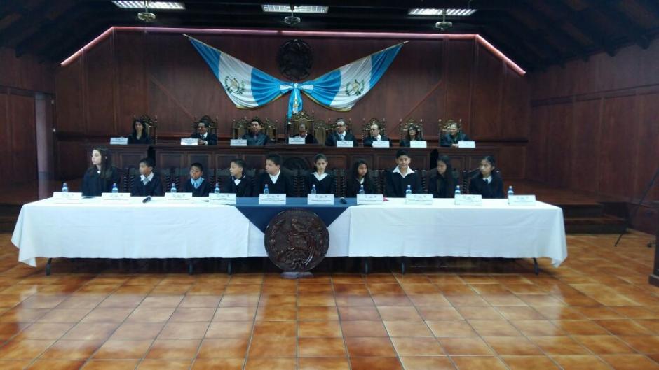 Los 13 menores de cinco departamentos asumieron su cargo como magistrados. (Foto: CC)