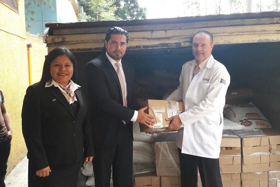 El director del Hospital, Carlos Soto, recibi&oacute; el donativo. (Foto: Hospital Roosevelt)