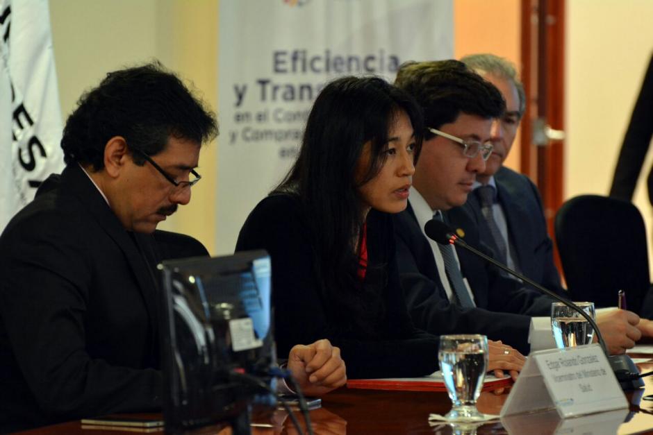La ministra de Salud, Lucrecia Hern&aacute;ndez Mack, particip&oacute; en una reuni&oacute;n en el Ministerio de Finanzas. (Foto: MSPAS)