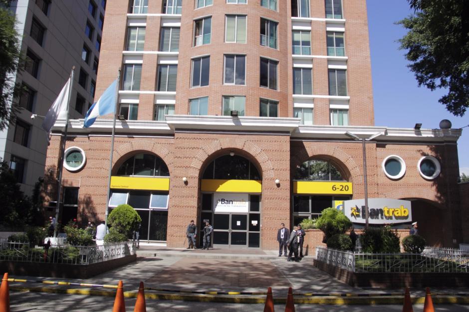 Esta ma&ntilde;ana se realiz&oacute; un allanamiento en la sede del Banco de los Trabajadores en la Avenida Reforma. (Foto: Fredy Hern&aacute;ndez/Soy502)