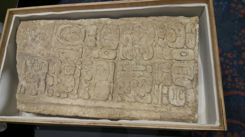 Las dos estelas fueron robadas de la zona sur del Pet&eacute;n. (Foto: Presidencia)