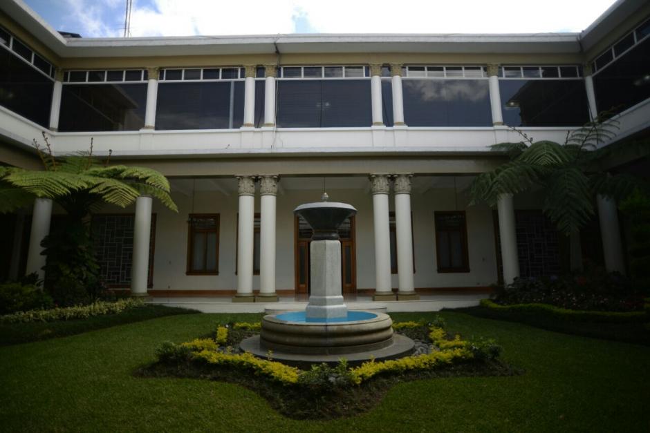 El &aacute;rea de la fuente luce ahora flores alrededor. (Foto: Wilder L&oacute;pez/Soy502)