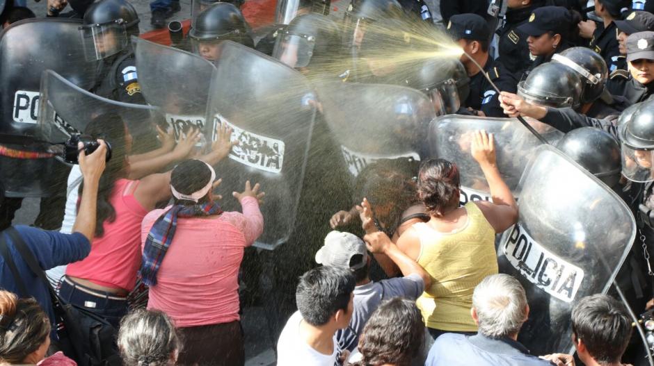 Los manifestantes que imped&iacute;an el ingreso de diputados en el Congreso fueron desalojados. (Foto: Alejandro Bal&aacute;n/Soy502)